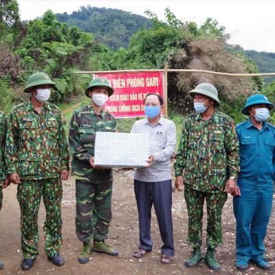 Tặng nhu yếu phẩm lực lượng phòng chống dịch tuyến biên giới Tây Giang